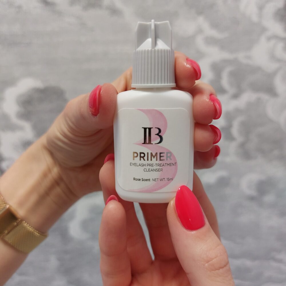 IB Primer – baza podkładowa do rzęs w rękach