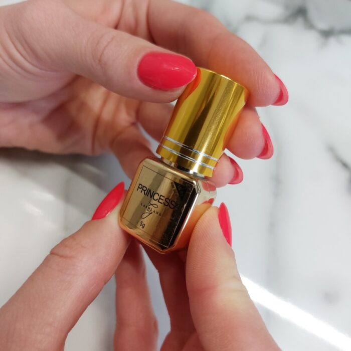 Princess klej do rzęs 5 ml w rękach