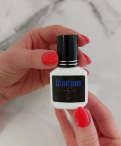 Serum do rzęs Madam 10 ml w rękach
