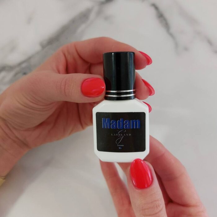 Serum do rzęs Madam 10 ml w rękach